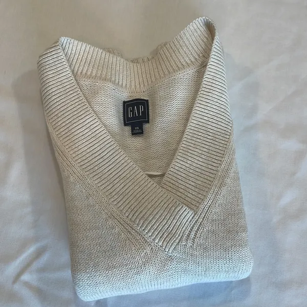 GAP • Crossover V Neck Sweater • Size XS • Marshmallow (Cream/Tan) - Image 2