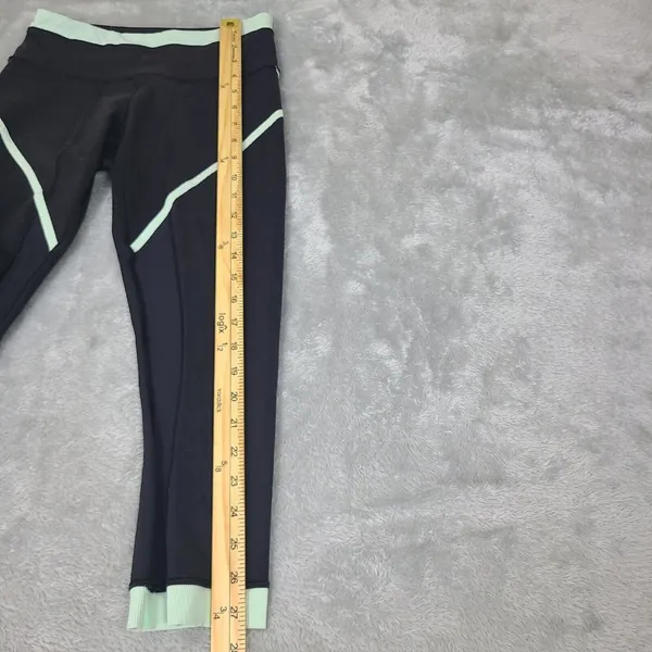 Women's Lululemon Black Stretch Pull On‎ Capri YOGA Leggings sz. 4 - Image 3