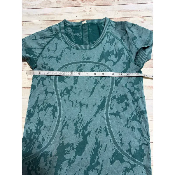 Lululemon Run Swiftly Tech Short Sleeve Shirt Size 4 Green Camo Athleisure - Image 5