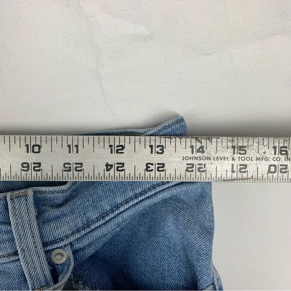 Levi's women's size 29 High waist Mom Jeans light wash denim - Image 9