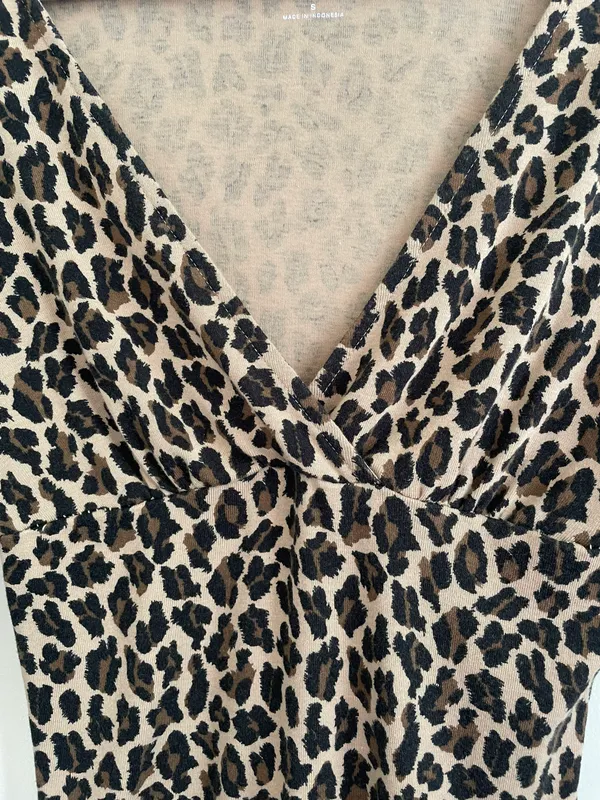 Sexy Basic Vneck Leopard Print - Image 4