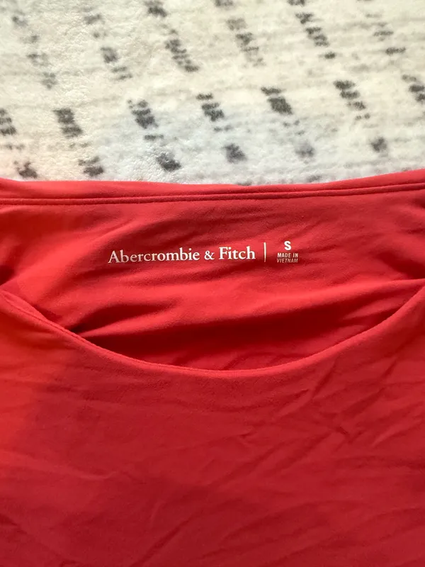 Abercrombie and fitch red tshirt - Image 3