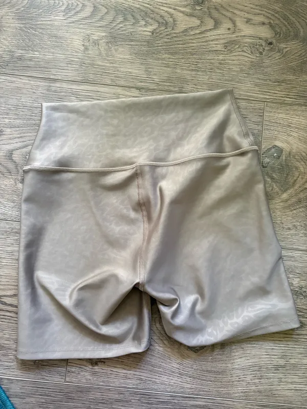 Alo yoga biker shorts - Image 2