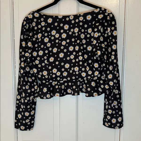 Princess Polly Black Daisy Print Crop‎ Top size 4 EUC - Image 4