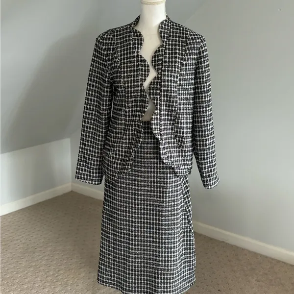 Chic‎ Black and White Skirt Set for Effortless Elegance Size XS - Image 3