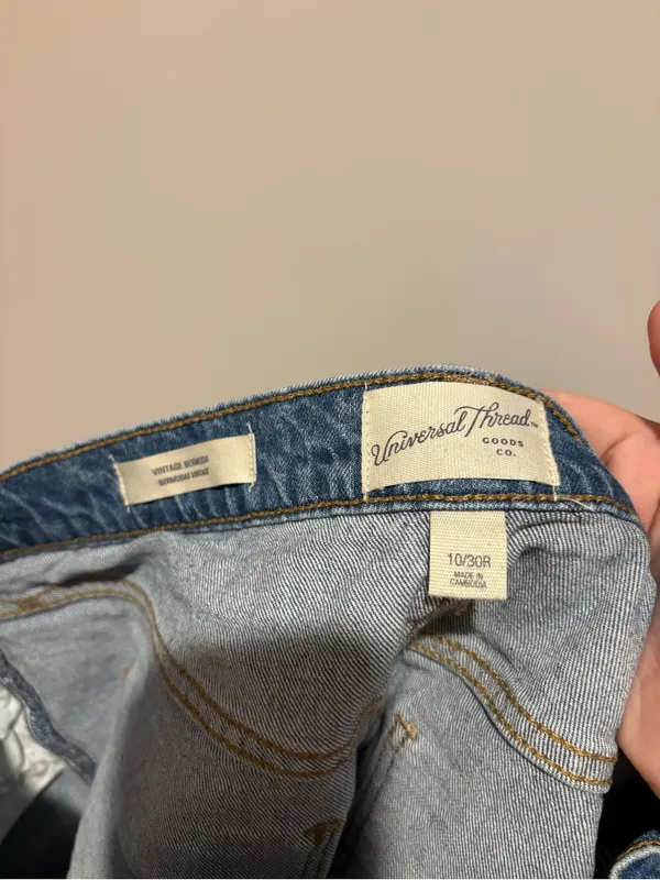 Universal Threads Vintage Bermuda distressed denim shorts light wash size 10/30R - Image 3