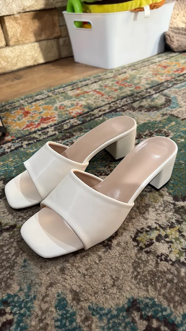White thick strap heels Size 7.5 - Image 4