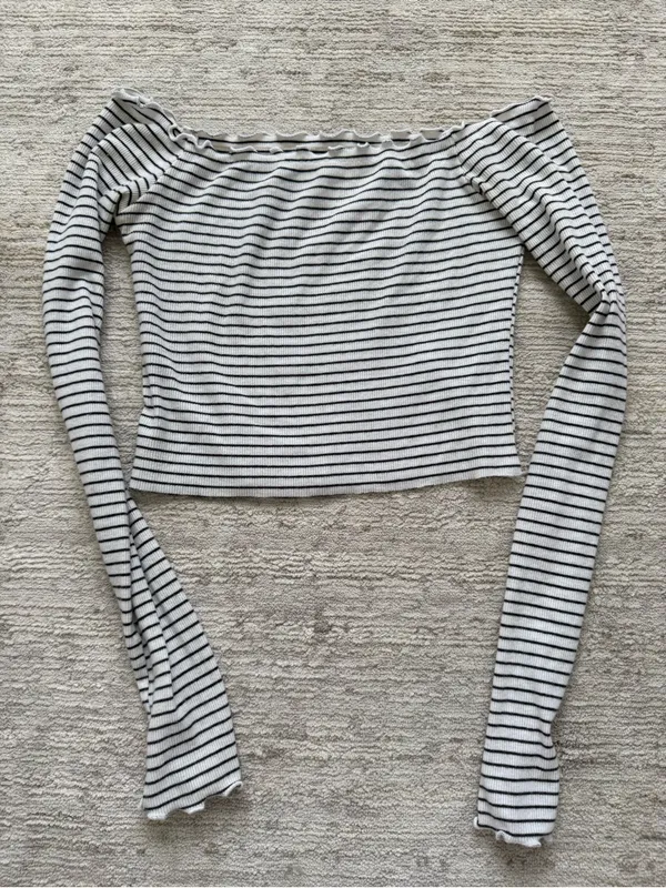 Hollister White & Gray Striped Off-Shoulder Long-Sleeve Crop Top (Size Small) - Image 3