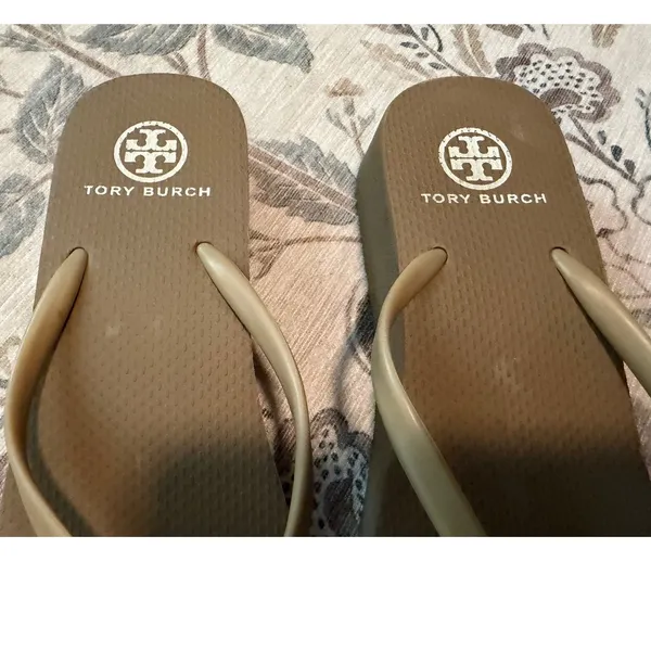 Tory Burch Tan Mini Wedge Platform Flip Flop Sandals Gold Logo Size 8 - Image 4