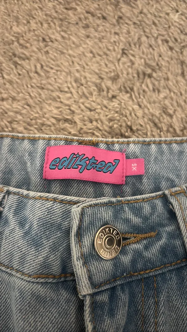Petite Edikted Raelynn Low-Rise Jeans - Image 3