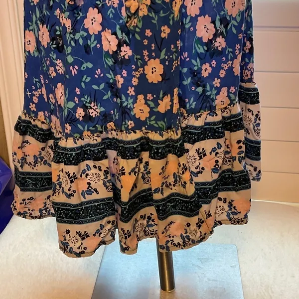 Chic Floral Midi Dress in Blue and Cream - Image 3