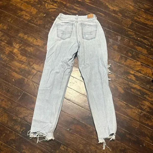 American Eagle Mom destroyed light wash relaxed jeans - Image 5