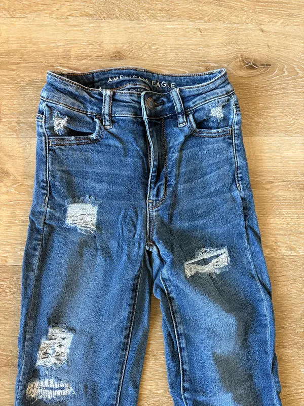 American Eagle Distressed Skinny Jeans with Frayed Hem - Image 3