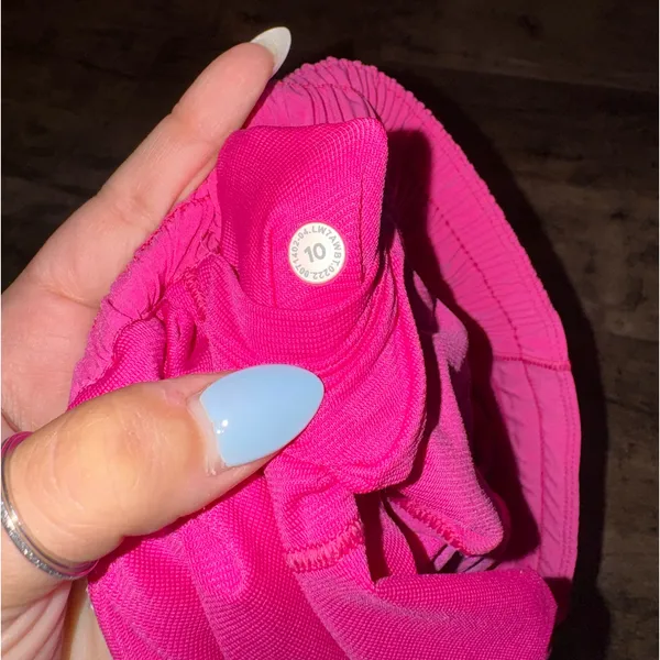 Lululemon Shorts Hotty Hot 2.5" - Image 3