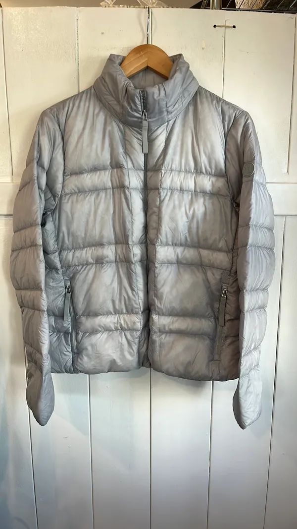 Vuori Women’s Goose Down Puffer Jacket Size Medium Light Weight Gray  - Image 3