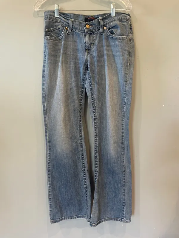 Classic Light Wash Women’s Jeans - Levi’s curvy cut size 5 - Image 2