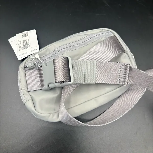 NWT‎ Lululemon Everywhere Belt Bag 7.5”x2”x5” Long Strap Water Repellent Gray - Image 3
