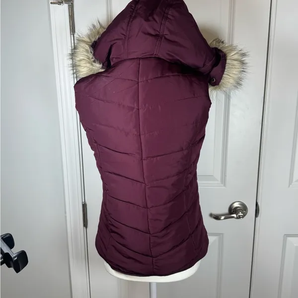 Aéropostale Sherpa Lined Puffer Vest Medium Burgundy Faux Fur Hood Winter - Image 3