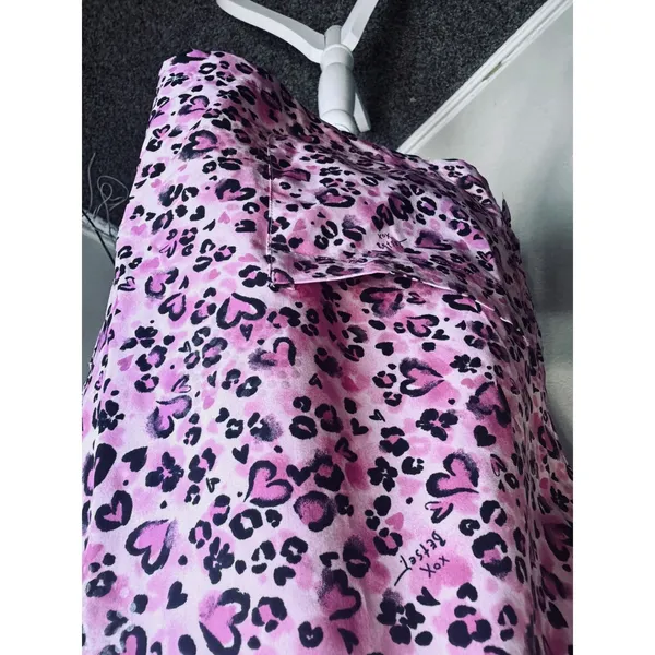 Betsey Johnson Pink Leopard Heart Print Scrub Top V-Neck Medical scrubs sz M - Image 3