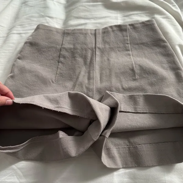 Aritzia Wilfred High Waist Tan Shorts *NEEDS REPAIR* - Image 3