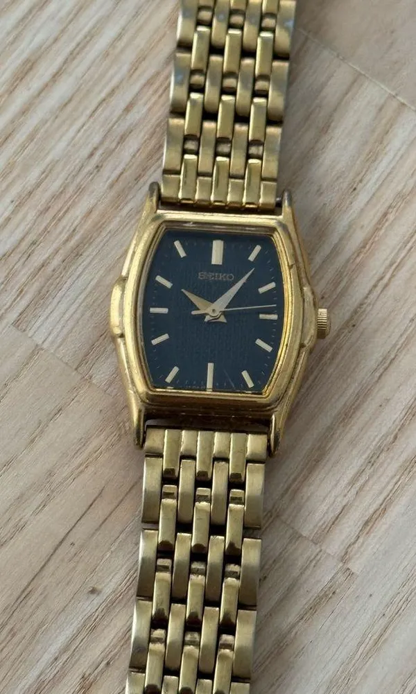 Seiko Vintage Ladies Watch Black Dial Gold-Tone Bracelet New Battery - Image 3