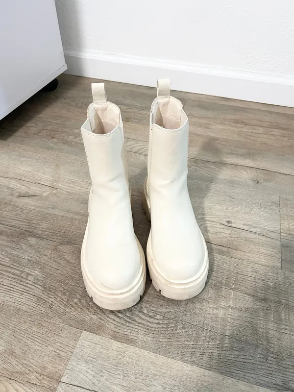 Forever 21 cream chunky sole Chelsea boots size 6 - Image 3