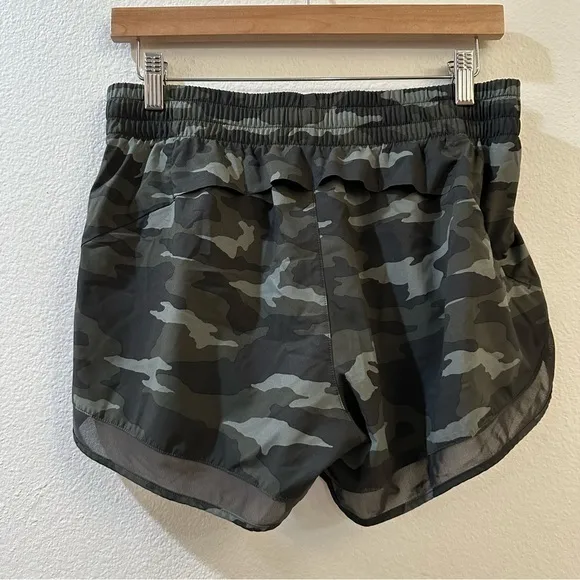 ATHLETA Women’s‎ Camo Mesh Pacer Run Short 4” Size Small - Image 9