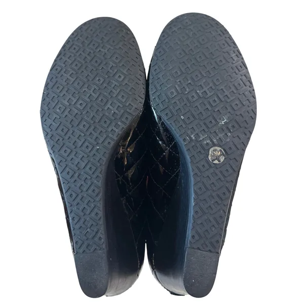 Tory Burch Quinn Quilted Patent Wedge Pumps‎ Black Gold Logo Size 8.5 - Image 9
