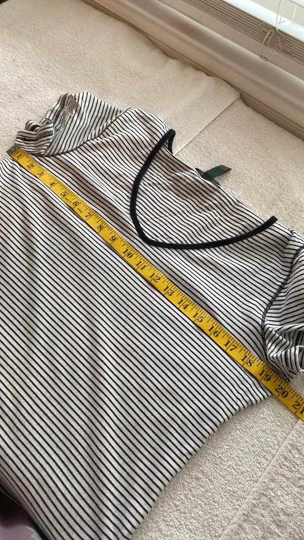 T-shirt short sleeve V-neckline stripes size small NWT - Image 4