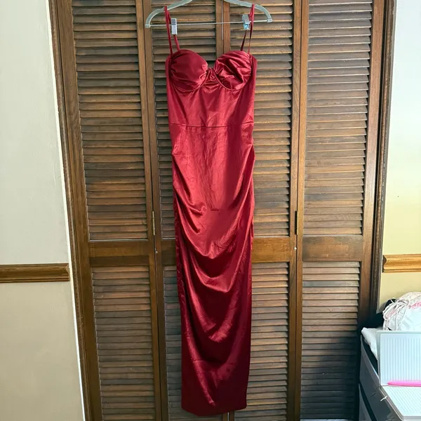 Elegant Red Satin Evening Dress - Image 2