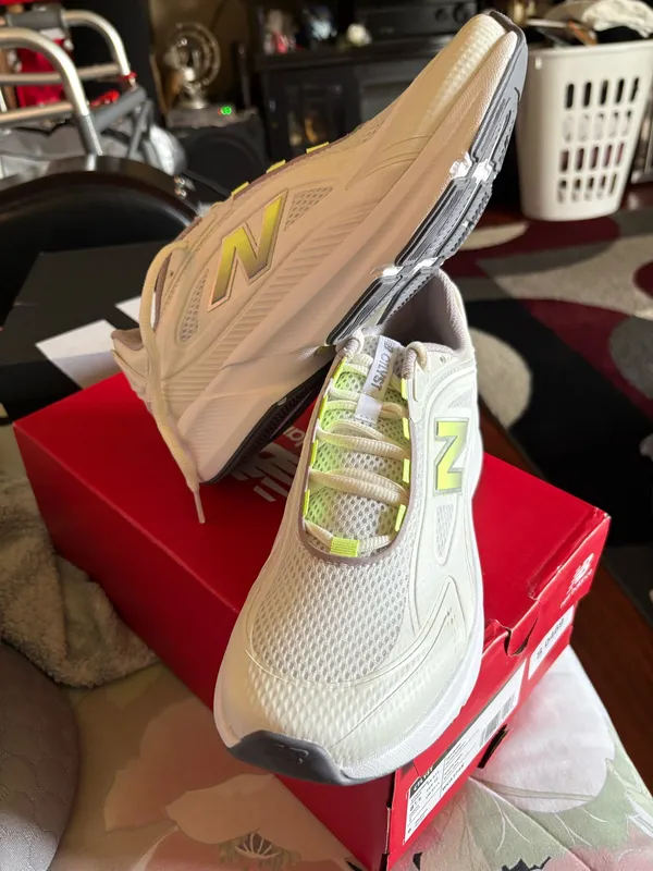 New Balance Sneakers Women’s 8.5 - Image 2
