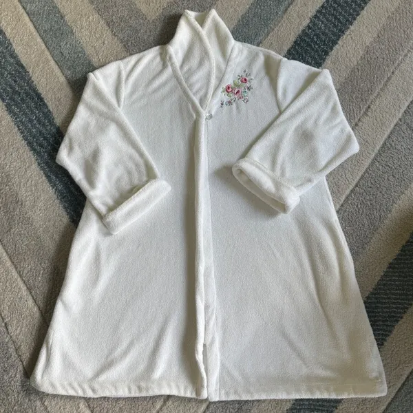 Aria White Terrycloth Robe Muumuu Floral Embroidered XL Grandmacore Cottagecore - Image 6