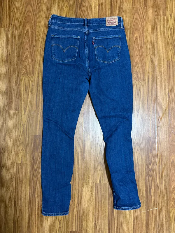 Levi’s 721 High Rise Skinny Ripped Dark Wash Jeans Size 31. - Image 3