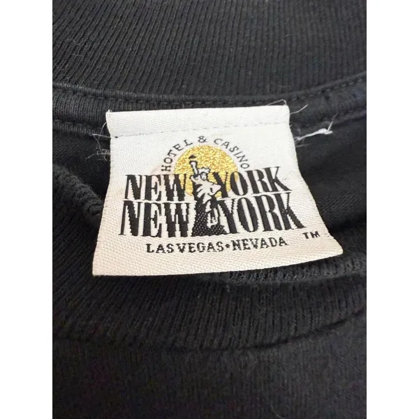 SKU 2117 Vintage New York New York Hotel & Casino Las Vegas T-Shirt Size Medium - Image 2