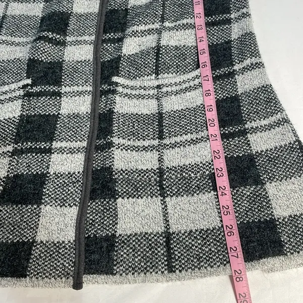 Long cape vest single snap closure dual pocket plaid vent back soft knit sweater - Image 6