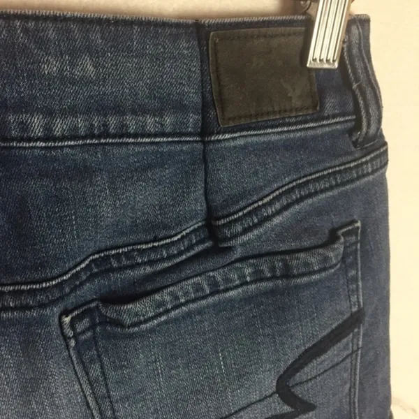 American Eagle Shortie Stretch Medium Wash‎ Denim Cuffed Size 8 - Image 6