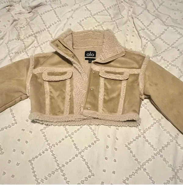 ALO faux shearling snowfall cropped Jacket in limited Woodland Tan - Image 4