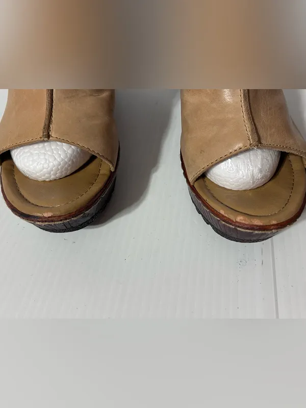 b.o.c. Leather Wedge Slide Sandals women size 8 M - Image 4