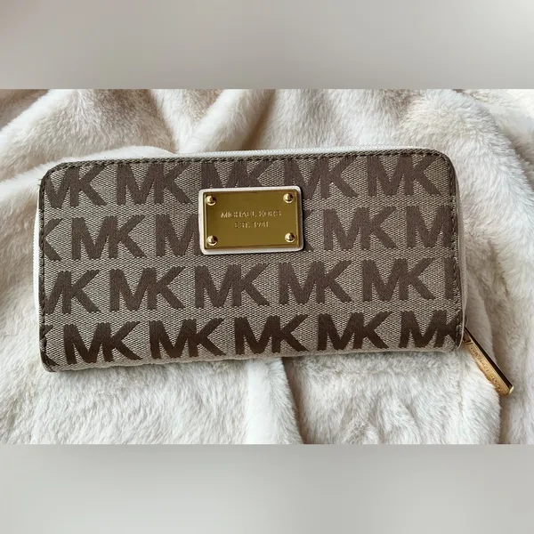 Michael Kors zip around wallet 💵💷💶💰 - Image 5