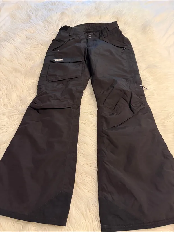The North Face Black Ski Snow Pants size SP inseam 30” lots of pockets - Image 10