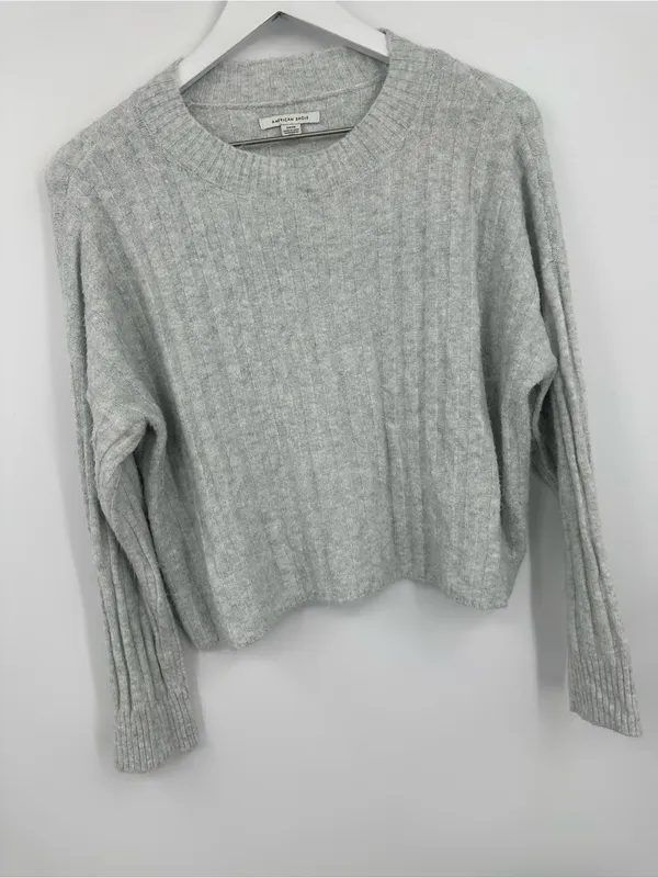 American Eagle Gray Cropped Lightweight Sweater Size Small - Image 2