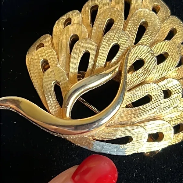 Vintage JJ Jonette abstract peacock gold tone metal brooch lucky charm - Image 5