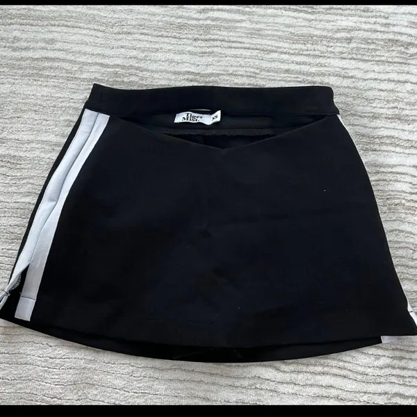 Tiger Mist Black And White Tennis Skirt - Image 2