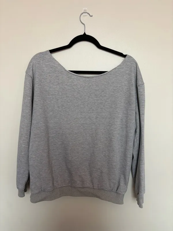Off the shoulder Chicago Graphic Sweatshirt in Light Gray - Image 2