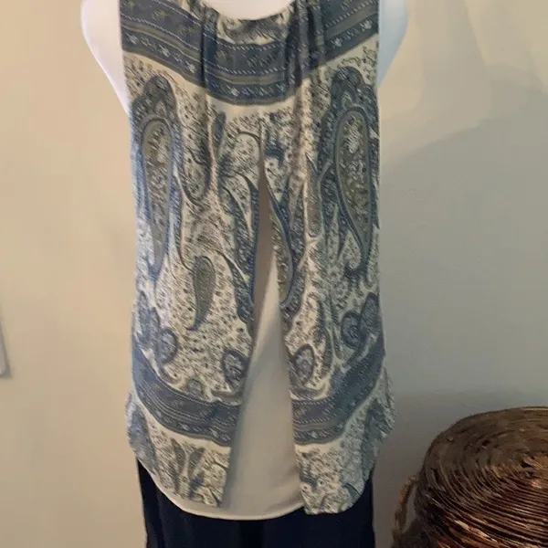 Rose & Olive size small blue white and grey paisley print top EUC - Image 6