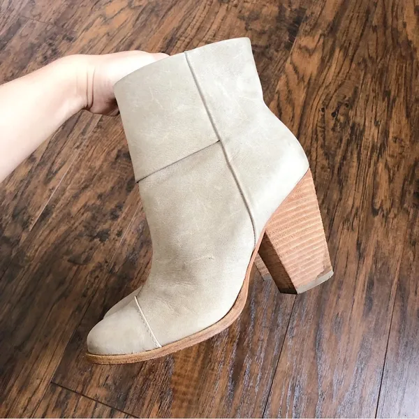 LL Bean Signature • Leather Ankle Boots heeled tan beige bootie zip cap toe - Image 6