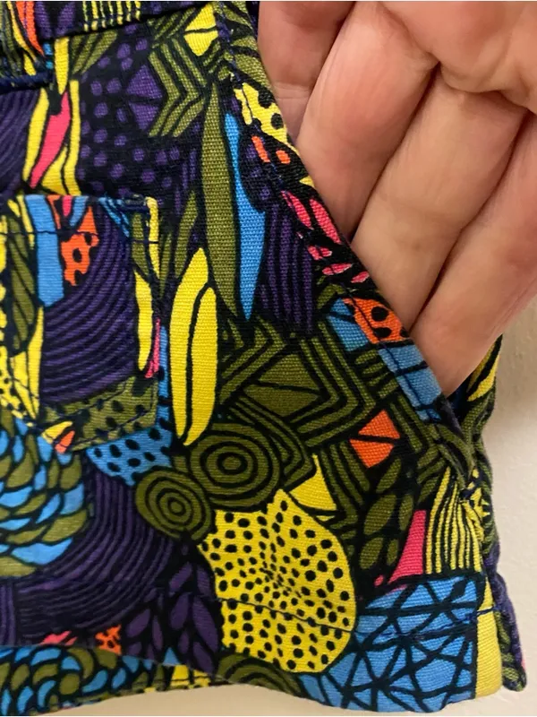 H&M Y2K Womens Juniors Psychedelic Shorts Size 6 Waist 29” Multicolor Feathers - Image 4