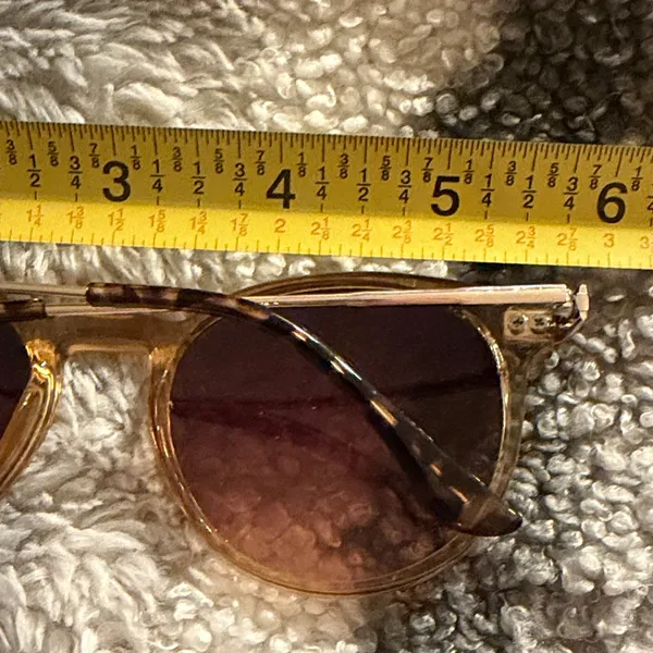 Stylish Gold Sunglasses - Image 6