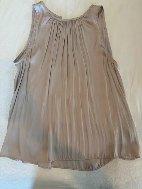 Wishlist Apparel Champagne Satin Pleated Sleeveless Blouse Size Small - Image 2