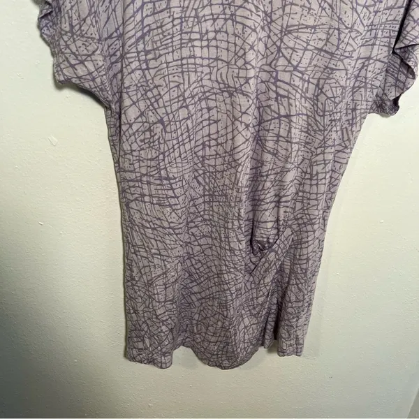 New York & Co Streetwear V-Neck‎ T-Shirt Light Purple - Image 3